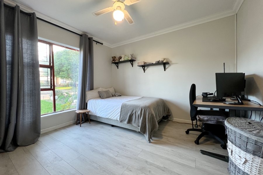 5 Bedroom Property for Sale in Vredekloof Western Cape